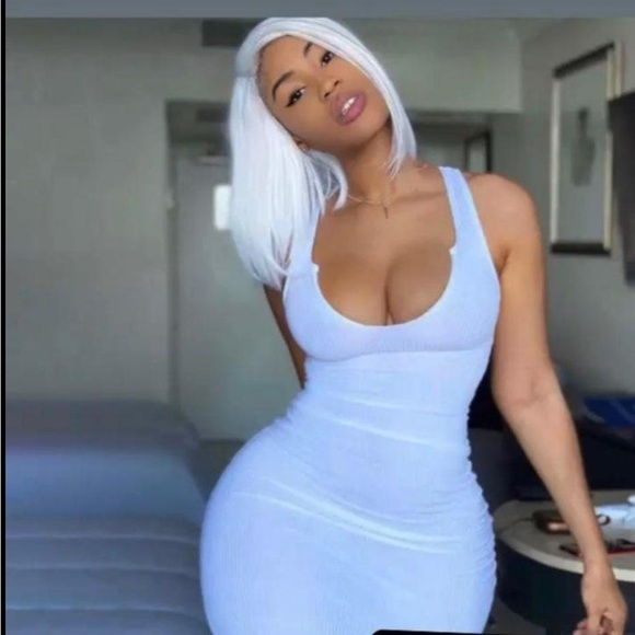 Beautiful clothes available in small and medium only . - Picture 3 of 4